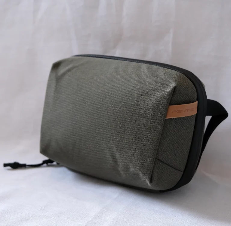 Pgytech Mini Tech Pouch vorne seitlich geschlossen Pgytech Mini Tech Pouch von vorn seitlich fotografiert und Reißverschluss geschlossen